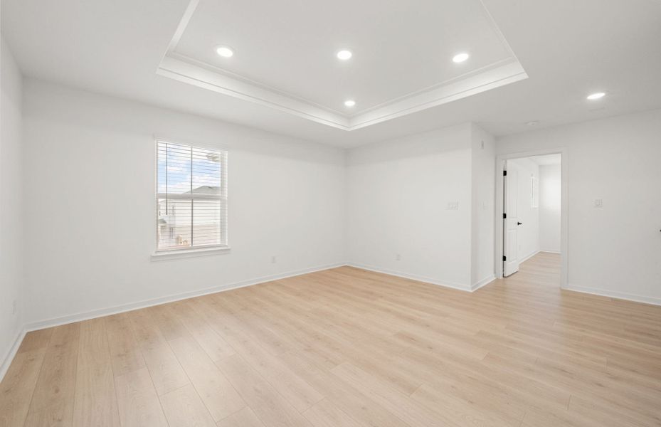 Spacious, unfurnished interior of a new home in Sunfield, Buda (Image 27).