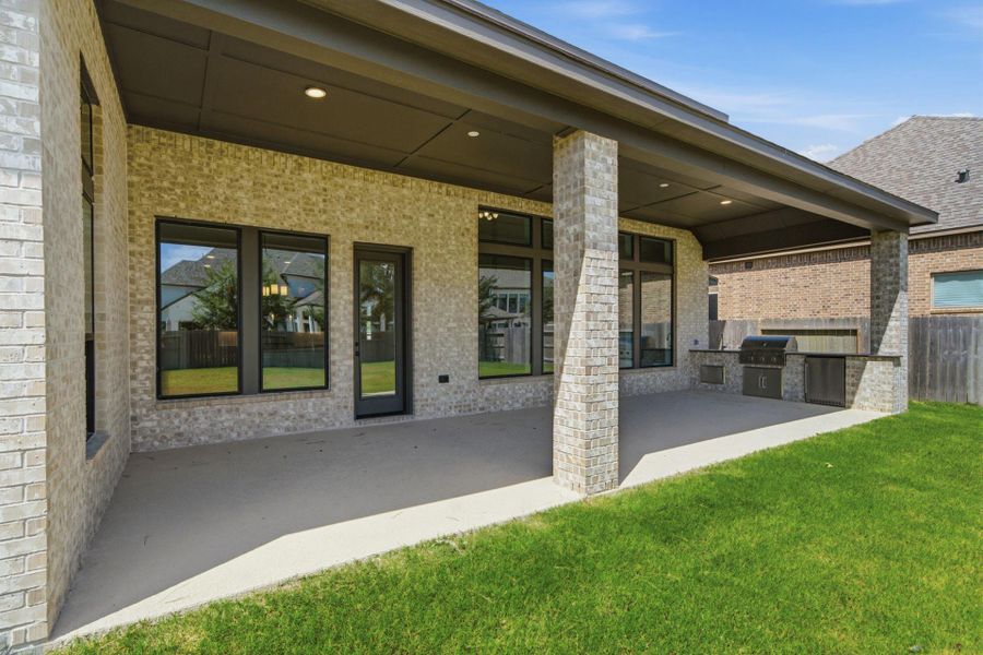 Exterior details and patio area of a home in Artavia 70′, Conroe (Image 3).