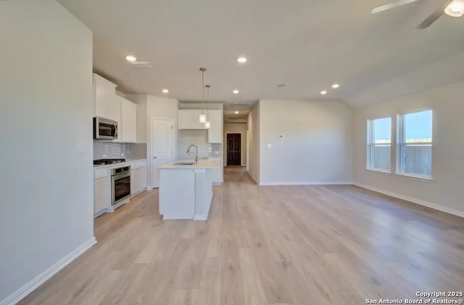 Spacious, unfurnished interior of a new home in Sunflower Ridge, New Braunfels (Image 17).