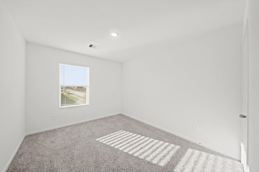 Spacious, unfurnished interior of a new home in Sunterra Lakes, Katy (Image 15).