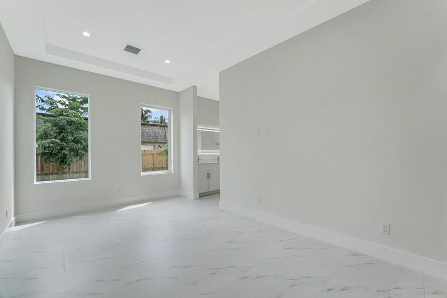 Spacious, unfurnished interior of a new home in , Lake Worth (Image 23).
