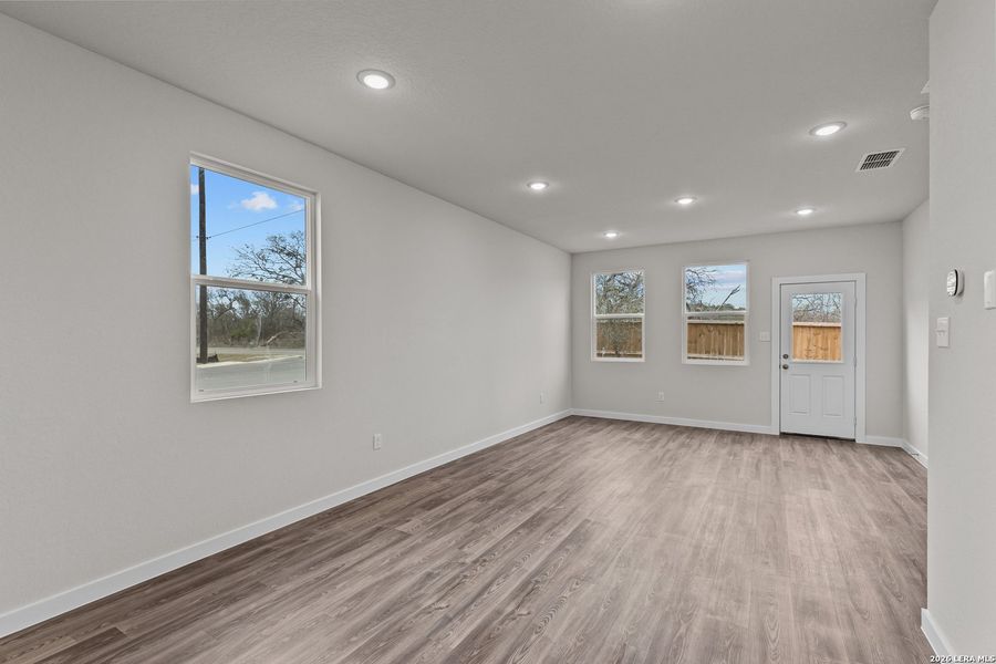 Spacious, unfurnished interior of a new home in Park Place, New Braunfels (Image 18).