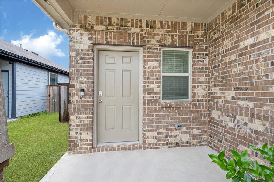 A welcoming enA welcoming front porch and entryway that opens up into a bright, inviting floor plan.tryway that opens up into a bright, spacious, and inviting floor plan.