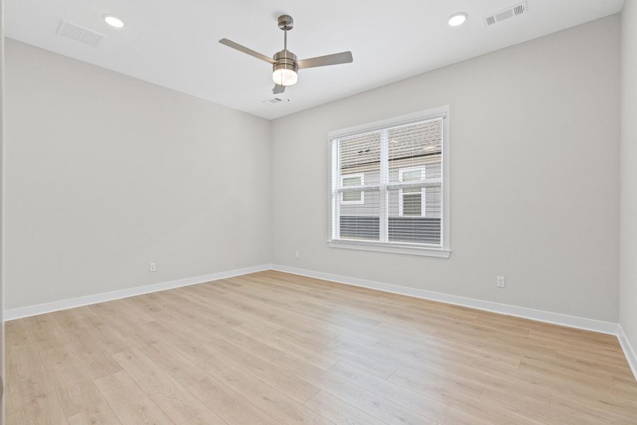 Spacious, unfurnished interior of a new home in Twin Oaks, Oakland (Image 19).