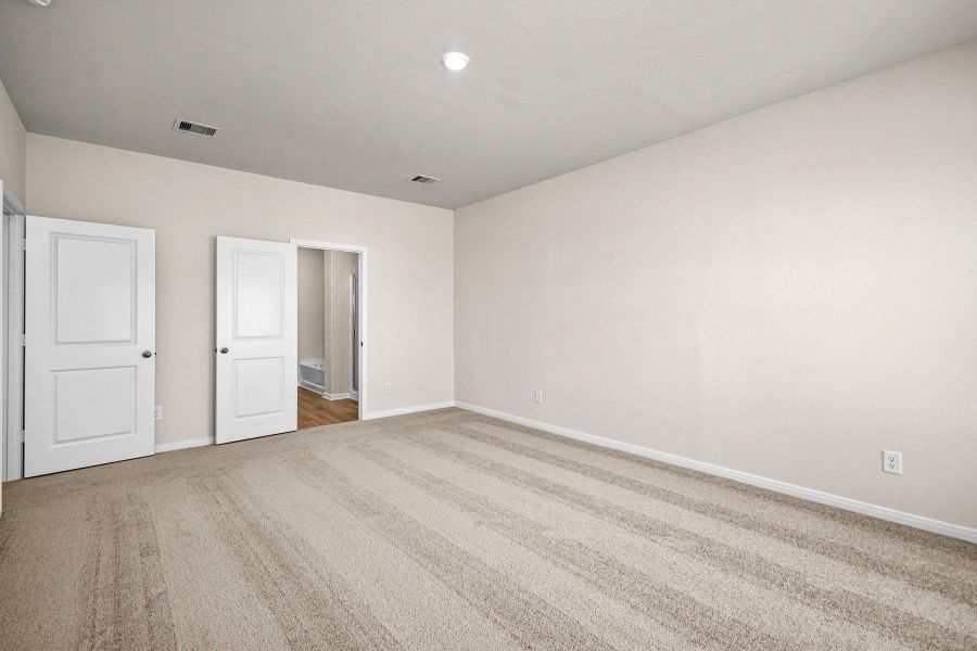 Spacious, unfurnished interior of a new home in Trails at Cochran Ranch, Waller (Image 16).