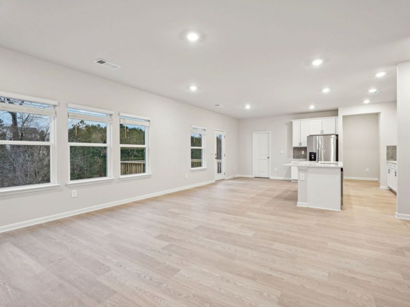 Spacious, unfurnished interior of a new home in Ivey Township, Dallas (Image 12).