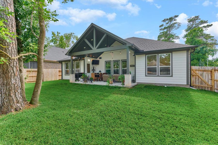 Another view looking back towards the house. Another view looking back towards the house.