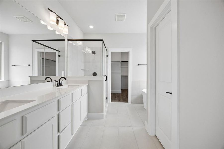 Furnished interior view inside a new home in Ellis Ranch Estates, Waxahachie (Image 10).