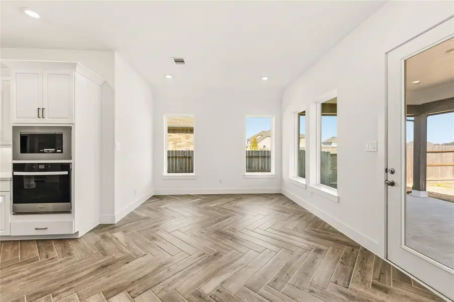 Spacious, unfurnished interior of a new home in Valencia, Manvel (Image 28).