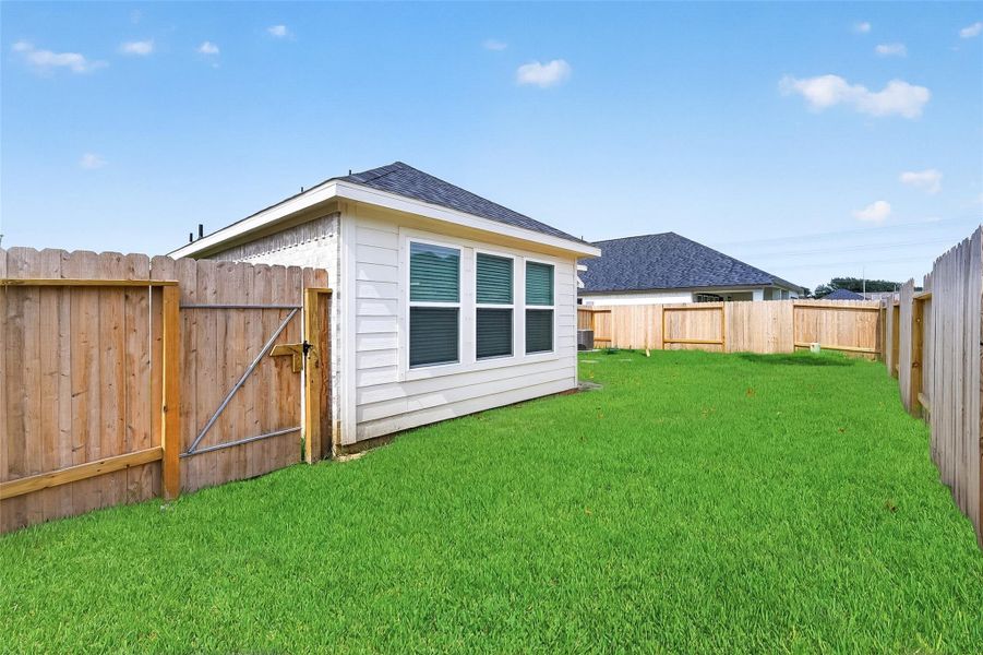 Exterior details and patio area of a home in Rollingbrook Estates, Baytown (Image 4).