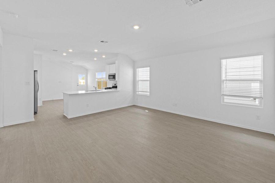 Spacious, unfurnished interior of a new home in Sunset Oaks, Maxwell (Image 11).