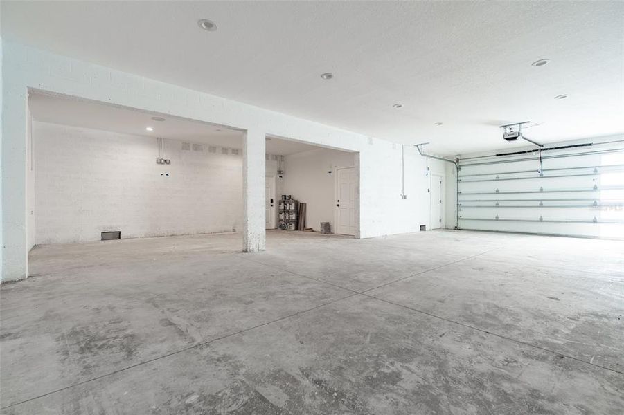 Spacious, unfurnished interior of a new home in , Tampa (Image 68).