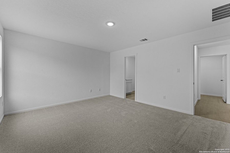 Spacious, unfurnished interior of a new home in Voss Farms, New Braunfels (Image 25).