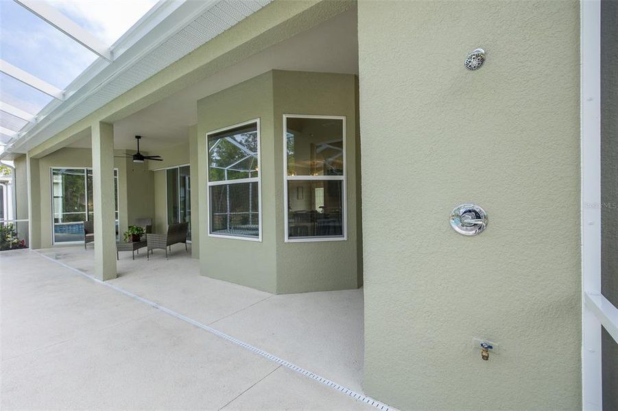 Exterior details and patio area of a home in , Homosassa (Image 3).