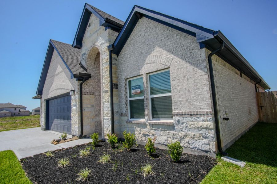 Exterior details and patio area of a home in Foxtail Palms, Manvel (Image 3).