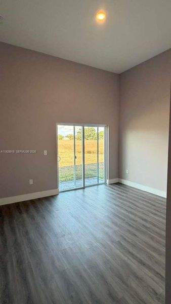Spacious, unfurnished interior of a new home in , Sebring (Image 39).