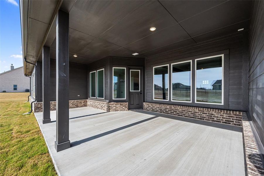 Exterior details and patio area of a home in Eagle Ridge Estates, Weatherford (Image 28).
