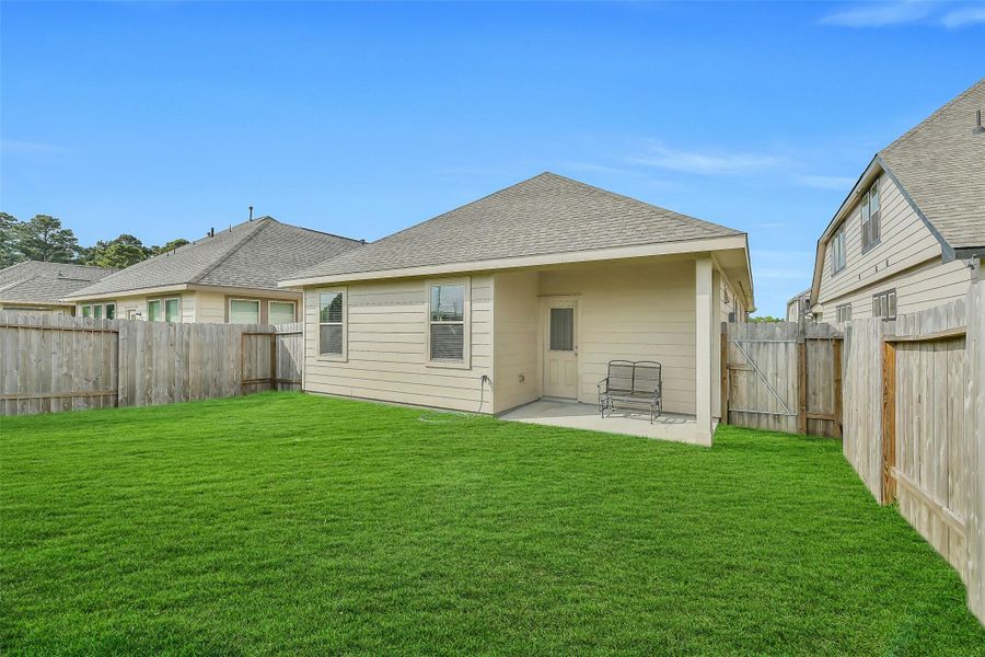 Exterior details and patio area of a home in Willowpoint, Tomball (Image 21).