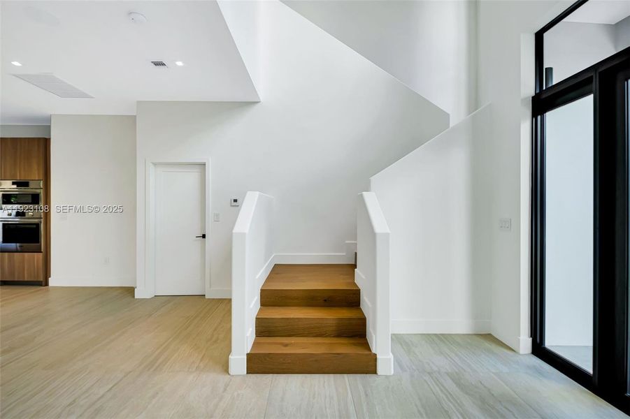 Spacious, unfurnished interior of a new home in , Miami (Image 33).