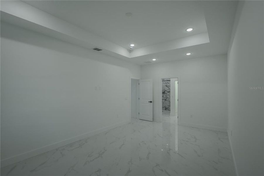 Spacious, unfurnished interior of a new home in , Deltona (Image 25).