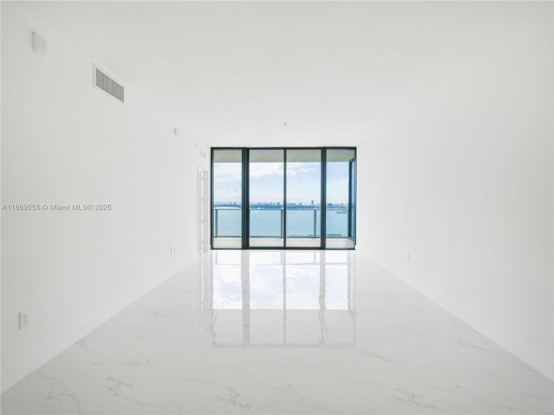 Spacious, unfurnished interior of a new home in Aria Reserve, Miami (Image 19).