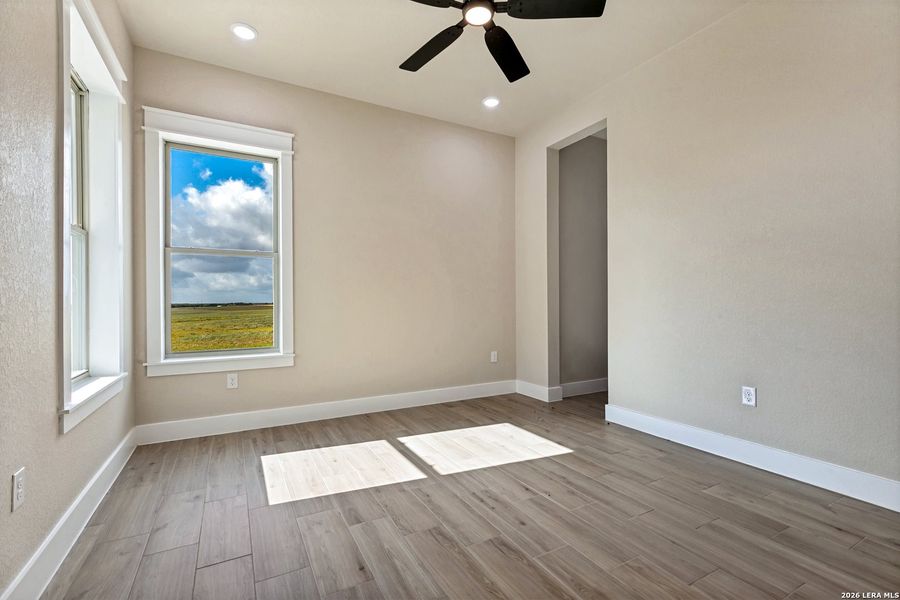 Spacious, unfurnished interior of a new home in , La Vernia (Image 20).