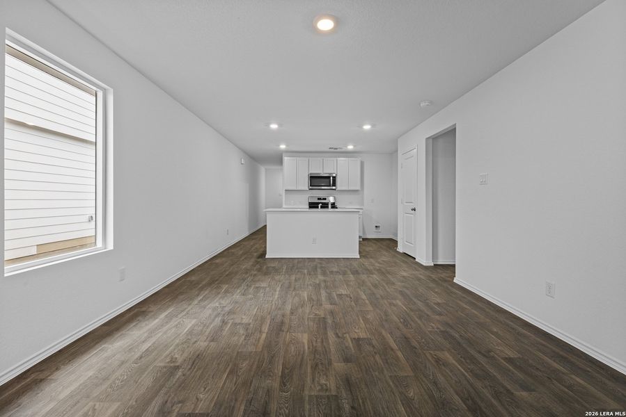 Spacious, unfurnished interior of a new home in Avenida, Converse (Image 15).