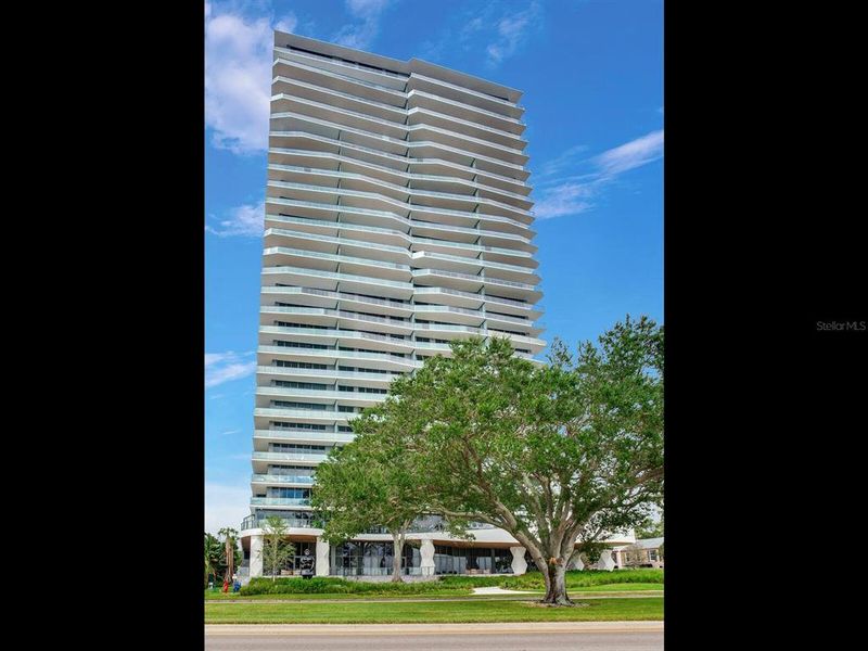 Condo located in Tampa, FL showcasing its design and architecture (Image 36).