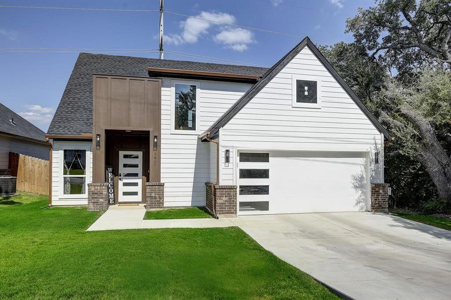 Front exterior of a new home in , Granbury, TX, highlighting curb appeal (Image 20). Front exterior of a new home in , Granbury, TX, highlighting curb appeal (Image 20).