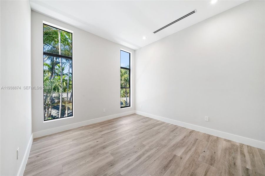 Spacious, unfurnished interior of a new home in , Fort Lauderdale (Image 34).
