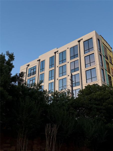 Condo located in Houston, TX showcasing its design and architecture (Image 18).