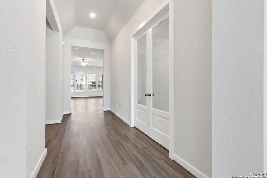 Spacious, unfurnished interior of a new home in Veramendi, New Braunfels (Image 12).