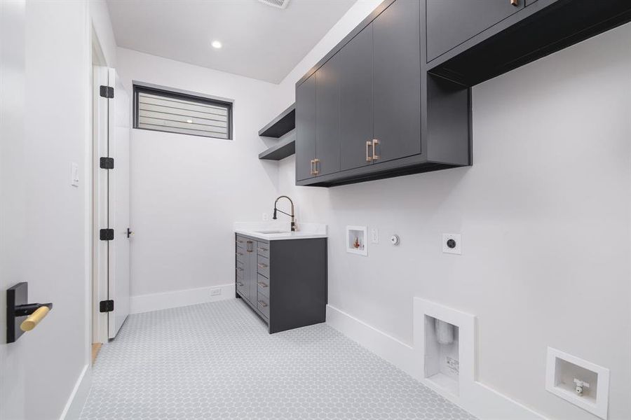 Furnished interior view inside a new home in , Dallas (Image 11).