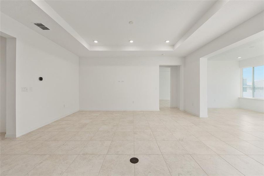 Spacious, unfurnished interior of a new home in Calesa Township, Ocala (Image 16).