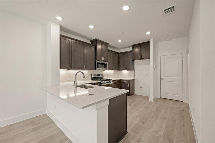 2544 Campden Mews-009