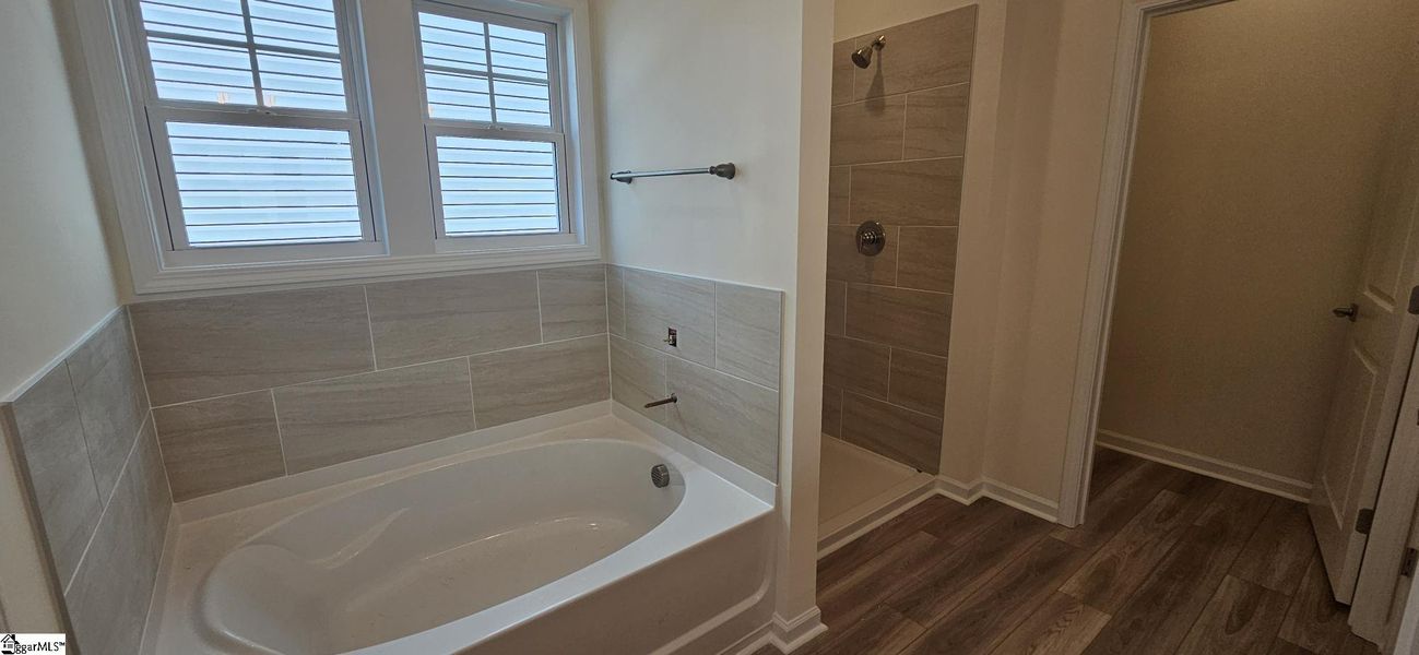 Furnished interior view inside a new home in Sedona, Greenville (Image 6).