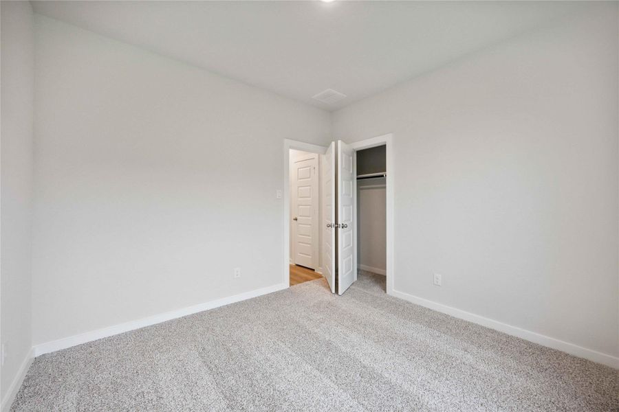 Spacious, unfurnished interior of a new home in Deer Pines, Conroe (Image 12).