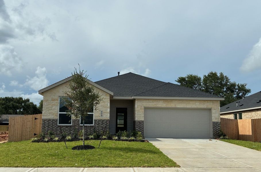 Front exterior of a new home in Lago Mar, Texas City, TX, highlighting curb appeal (Image 2).