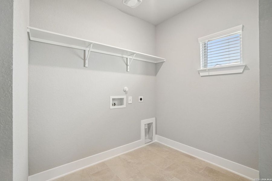 Spacious, unfurnished interior of a new home in Lark Canyon, New Braunfels (Image 47).