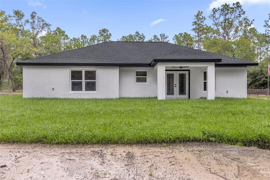 Exterior details and patio area of a home in , Dunnellon (Image 3).