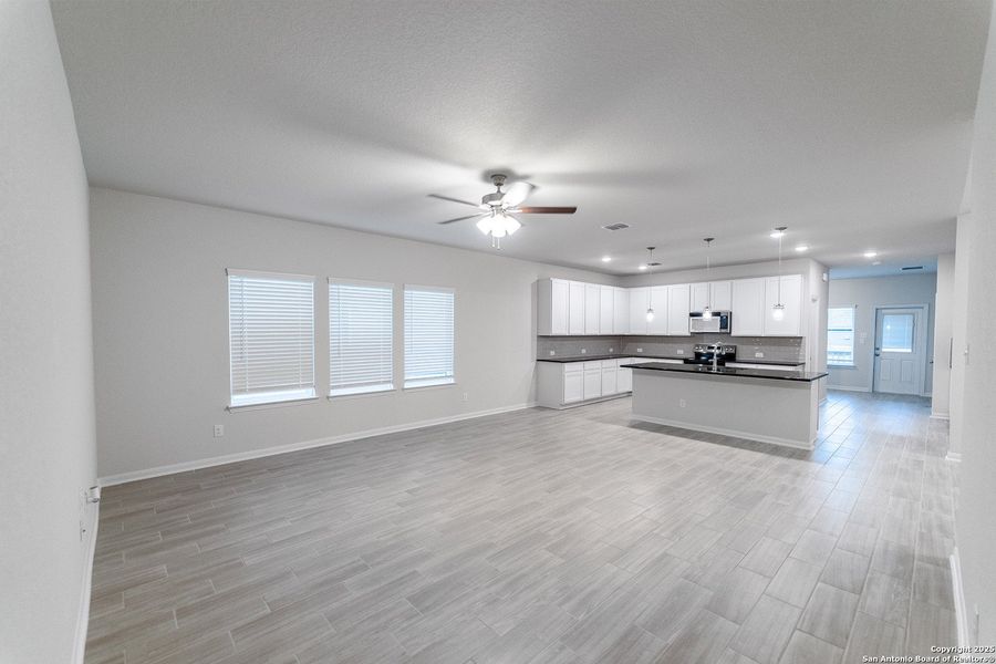 Spacious, unfurnished interior of a new home in Laurel Vistas, San Antonio (Image 12).
