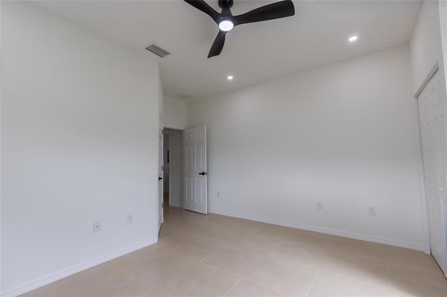 Spacious, unfurnished interior of a new home in , Sebring (Image 53).