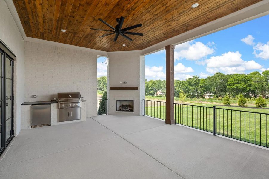 The Dresden H Outdoor Living Area