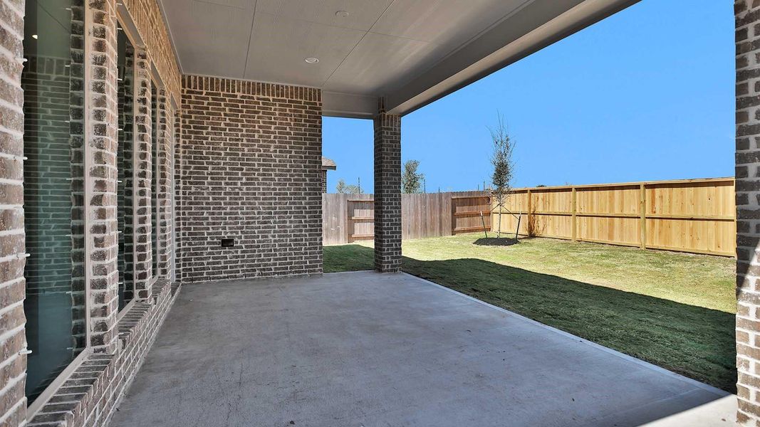 Exterior details and patio area of a home in Valencia, Manvel (Image 4).