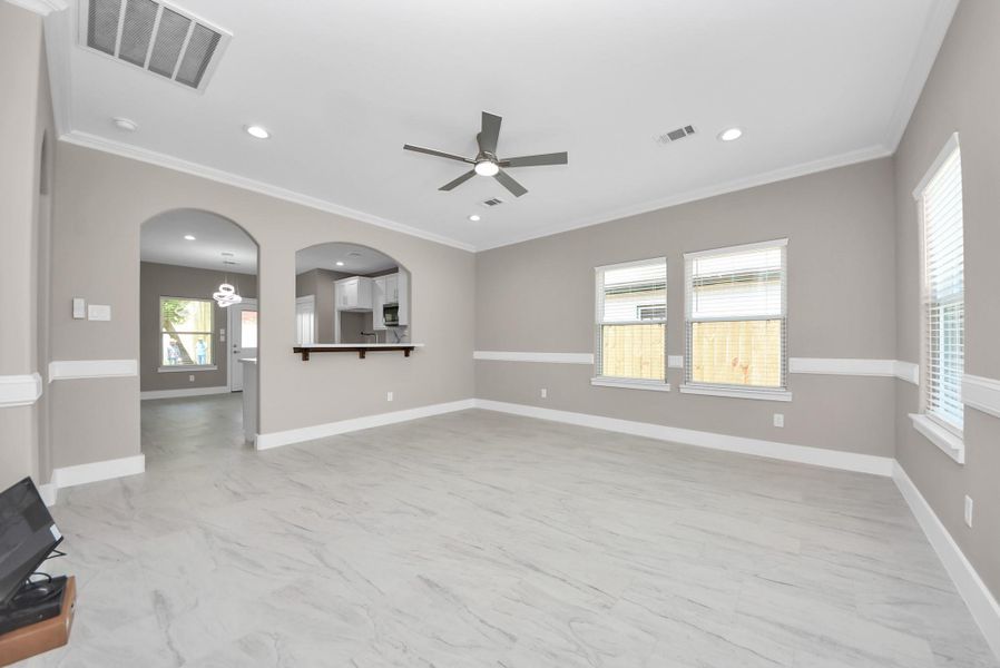 Spacious, unfurnished interior of a new home in , Baytown (Image 9).
