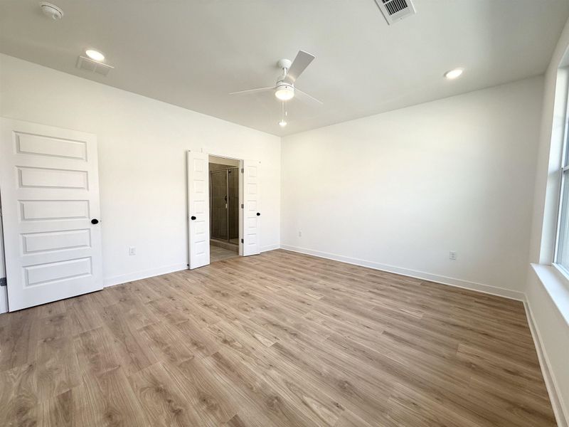 Unfurnished bedroom featuring light wood-type flooring, a ceiling fan, and recessed lighting