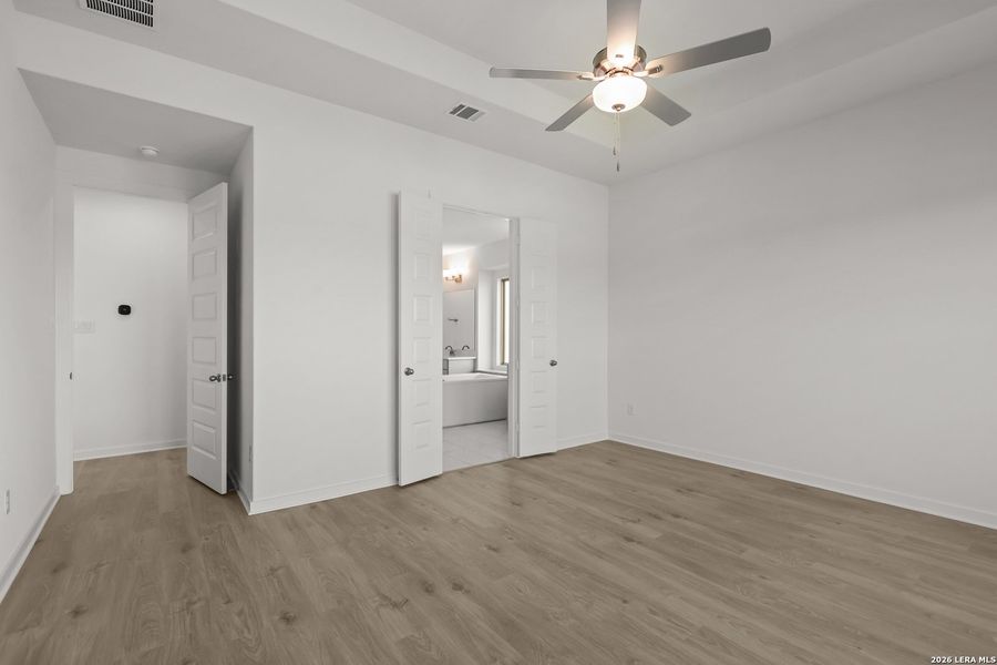 Spacious, unfurnished interior of a new home in Buffalo Crossing, Cibolo (Image 39).