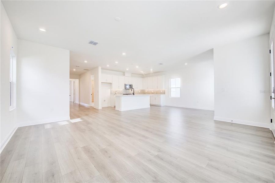 Spacious, unfurnished interior of a new home in Bungalow Walk at Lakewood Ranch, Sarasota (Image 28).