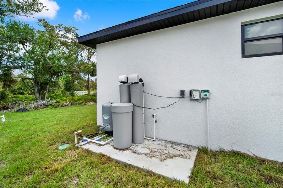 Exterior details and patio area of a home in , Port Charlotte (Image 29).