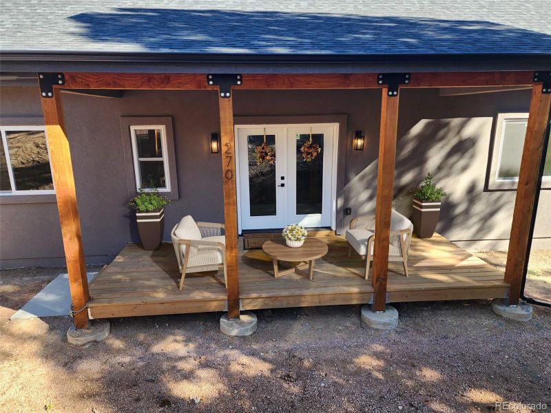 Beautiful entry. Great place to relax and breath in the fresh mountain air!